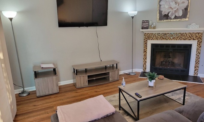 Stone Mountain House | Amazing cozy 2bdrm 2 1/2bth Townhome w/screened patio, close to Dwntwn Atlanta!