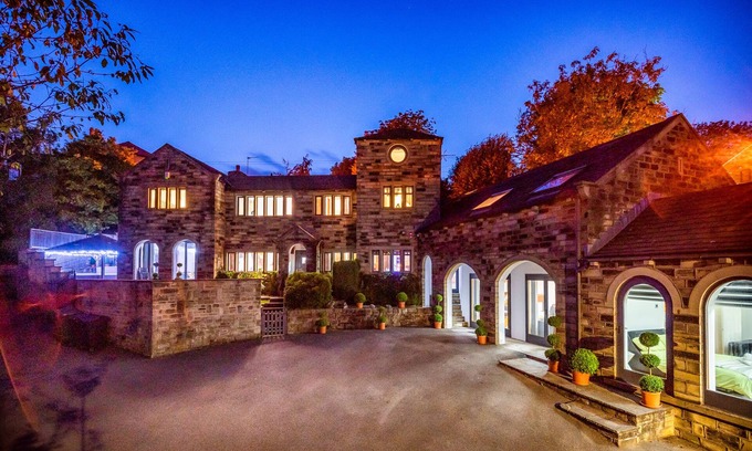Holmfirth House | Amazing Family House Sleeps 12 with Private Hot Tub in Tranquil Location