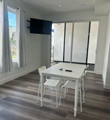 Larchmont Apartment | Amazing Hollywood Apartment FREE Parking & WiFi