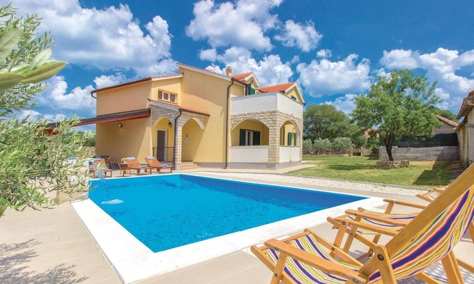 Bristane House | Amazing home in Miljevci with kitchen