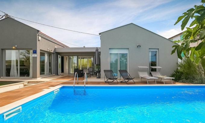 Valkarin House | Amazing home in Porec