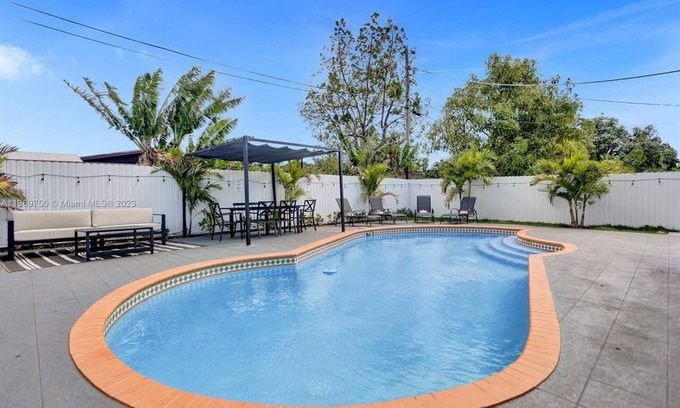 Ives Estates House | Amazing House Pool/Grill/Beach 15 min