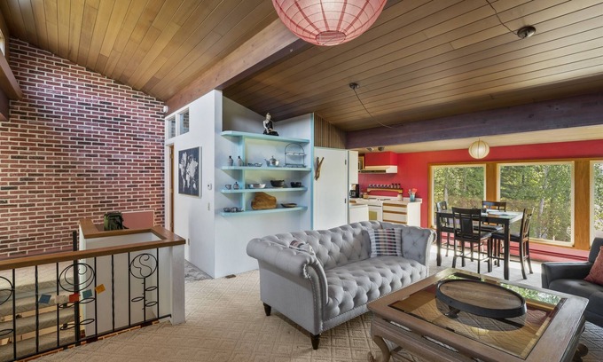Fairview Apartment | Amazing Loft in the Heart of Town