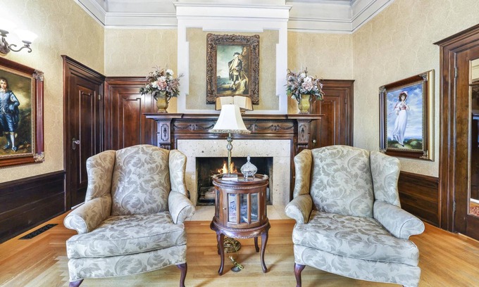 Gooding House | Amazing, luxurious, historic home in downtown Gooding, close to EVERYTHING!