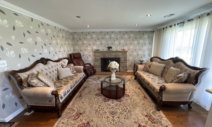 Glenview House | Amazing Mid-Term Rental Entire Home In Glenview