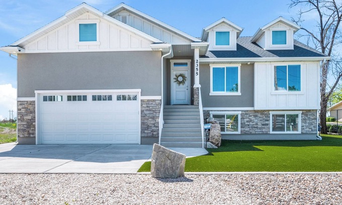 West Haven House | Amazing New Home 3beds 2baths, gas fireplace over soaking tub, outdoor hot tub
