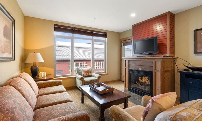 Kellogg Condo | Amazing Unit! Sleeps 5. Swim or Ski out your front door. On site at Silver Mt.