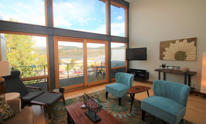 Hood River House | AMAZING VIEWS at this beautiful modern townhome in downtown Hood River, sleeps 6