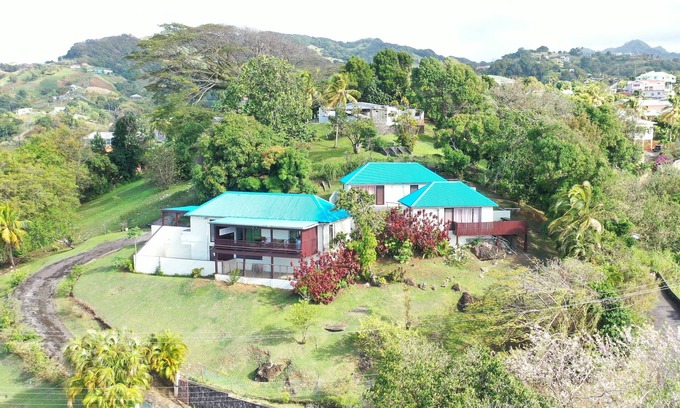 Kingstown House | Amazing views, close to supermarkets, shopping, beaches