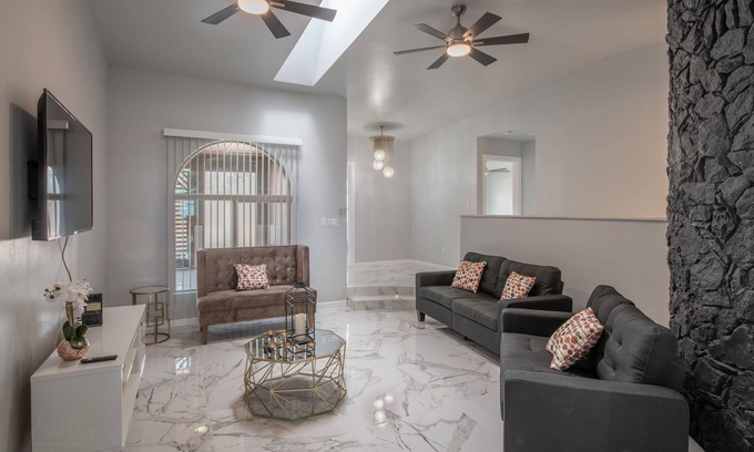 Albuquerque House | Amazing views! Family-sized house with game, fashion mall