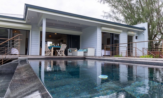 Papeto'ai Villa | Amazing Waterfront Villa fully equipped w/infinity pool