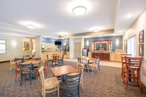 Humboldt Hotel | AmericInn by Wyndham Humboldt