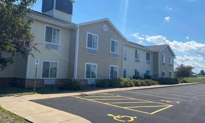 Oshkosh Hotel | AmericInn by Wyndham Oshkosh