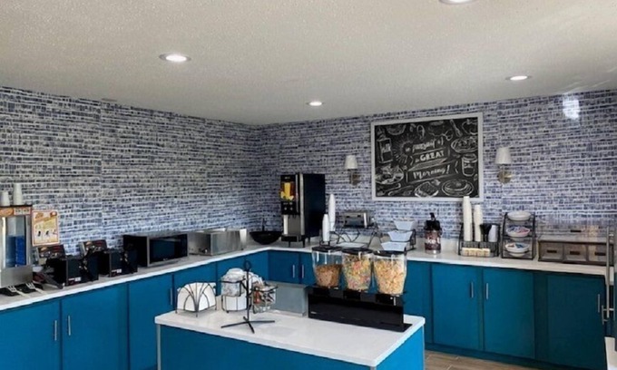 Conroy Hotel | AmericInn by Wyndham Williamsburg