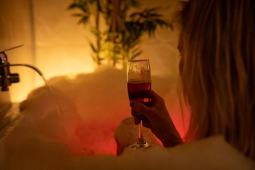 Cour-Cheverny Apartment | Amoureux Suite romantique Spa privé Cinta Bali châteaux de la Loire