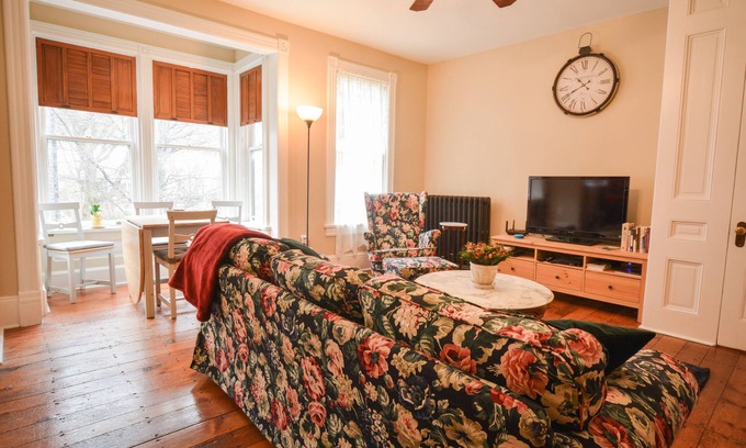 Ashfield Apartment | Amsterdam TownHouse/NYC Suite-Downtown Jim Thorpe Near Mauch Chunk Opera House!