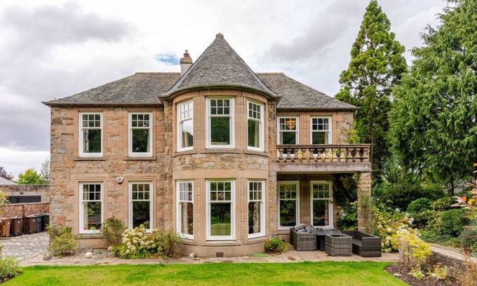 Cramond Bridge Villa | Amulree Edinburgh City
