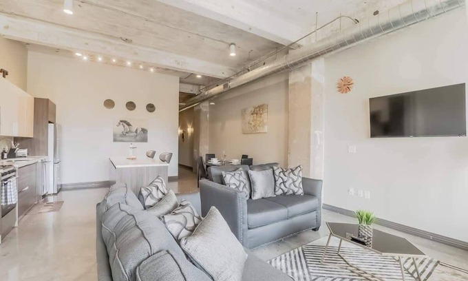 Downtown Dallas Apartment | Amyfinehouse|Breakfast+Valet+Steps to Attractions