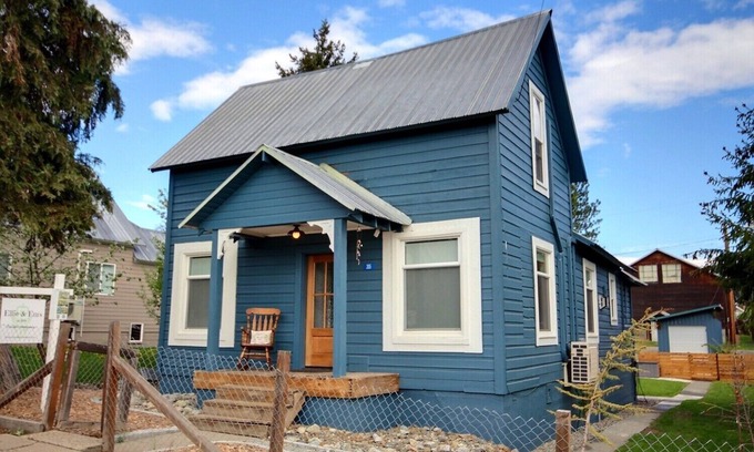 Roslyn House | An authentic downtown Roslyn home! Walk everywhere, pets welcome!