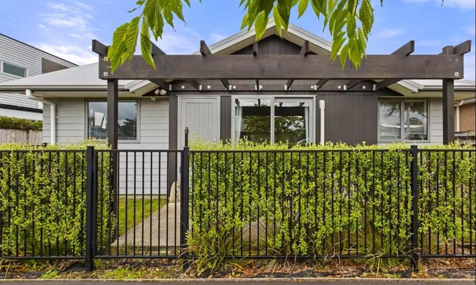 Frankton Apartment | An elegant 2-bedroom house in Hamilton central.