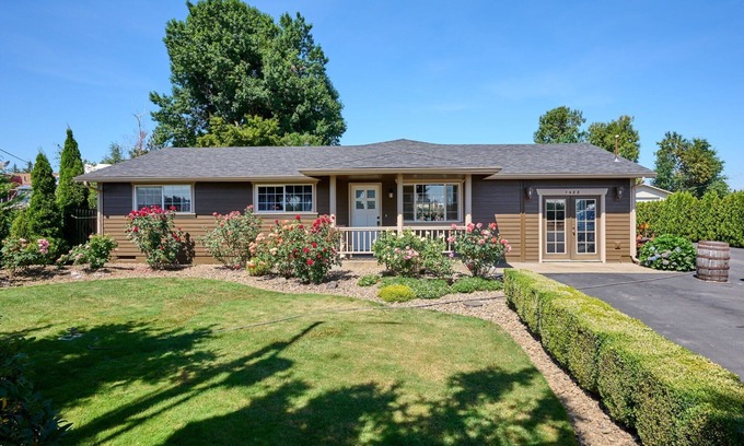 Woodburn House | An Entertainment Oasis! Off the I5,Woodburn Outlet Mall & minutes from Safeway.