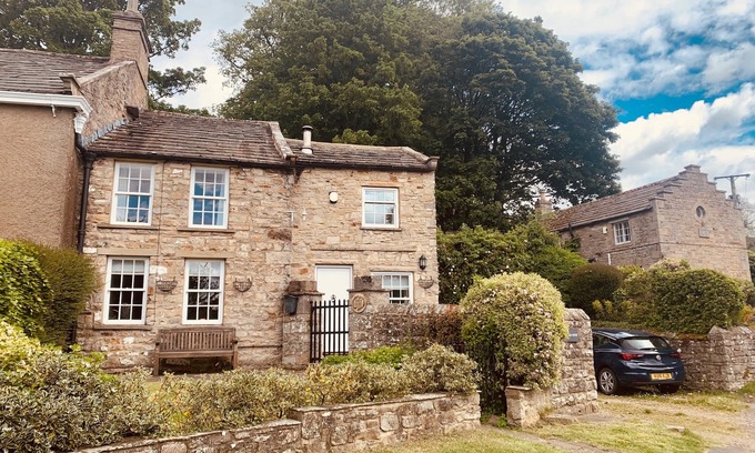 Fremington Cottage | An exceptional holiday home for 6 people & 2 dogs with multi-fuel stove, WiFi & electric car charger