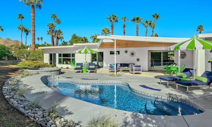 Magnesia Falls Cove House | An Extra Hour of Sunshine, Southern California Desert
