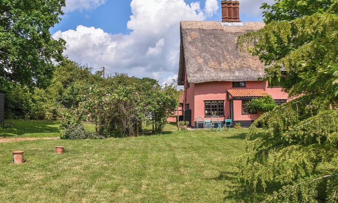 Diss Cottage | An idyllic thatched cottage in rural Suffolk.