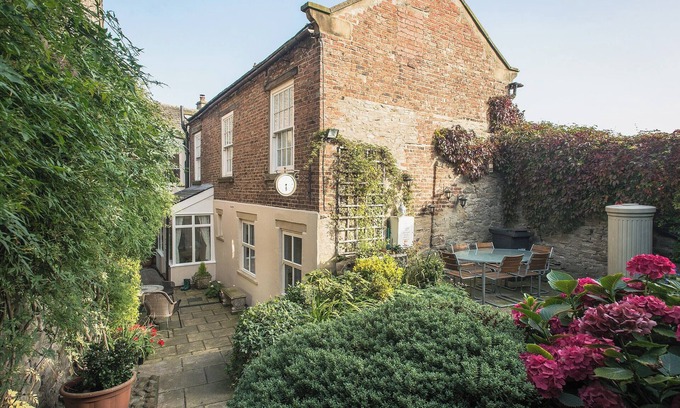Middleham Cottage | An impressive cottage with beams and views of the Middleham Castle.