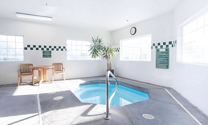 McMinnville Hotel | An Oenophile’s Delight in Red Lion McMinnville! FREE Parking and Pets Allowed!