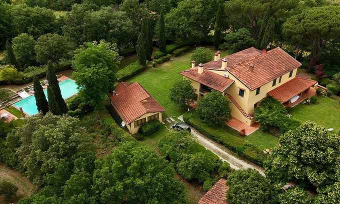 Twist Apartment | Andrea's Olea-apartment in Tuscan villa, near Florence, with pool.