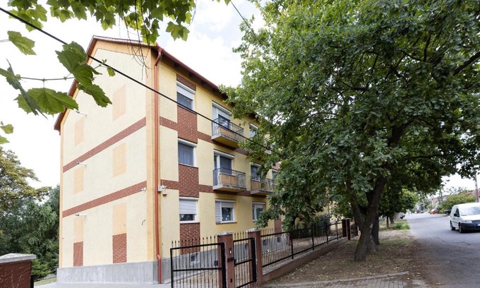 Teglas Bed & Breakfast | Angolkert Panzió