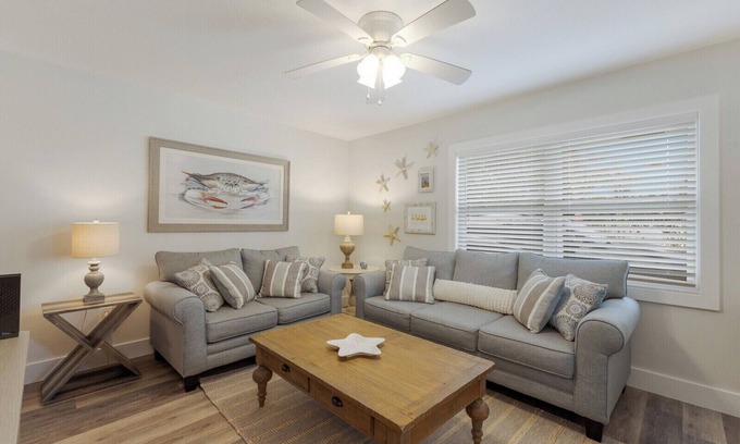 Anna Maria Villa | ANNA MARIA Northshore & Pine Ave LOCATION! Northshore Beach Villa