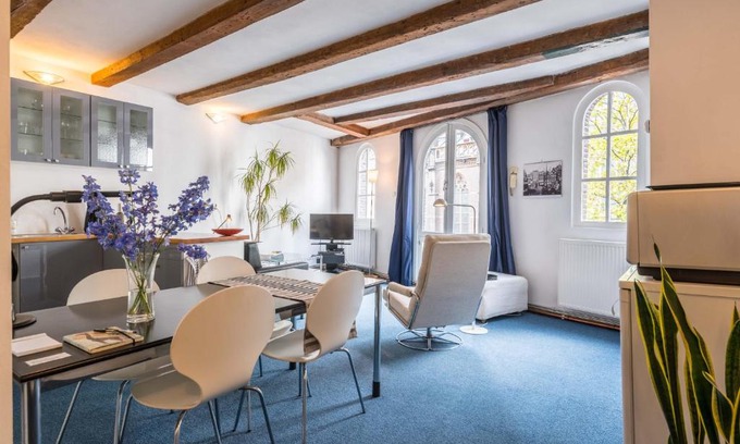 Burgwallen Nieuwe Zijde Bed & Breakfast | Anny's Warehouse City Centre!