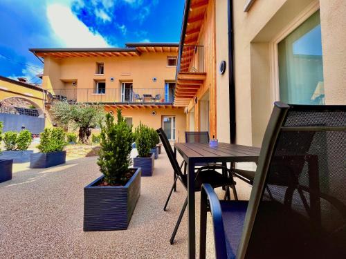 Crociale House | Antica corte - private court