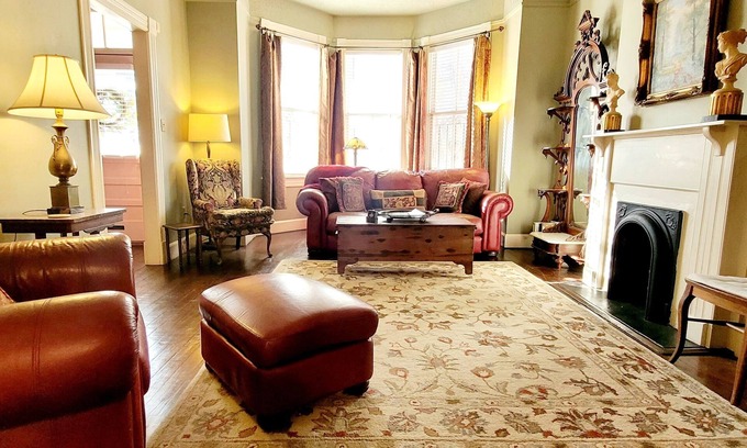 Historic Downtown Savannah House | Antique Gem! Fabulous Antiques:Historic Downtown:Coveted Free Parking for 2 Cars