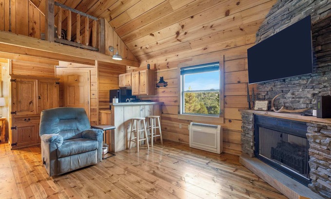 Branson Cabin | Antlers Lodge – Cabin for 4