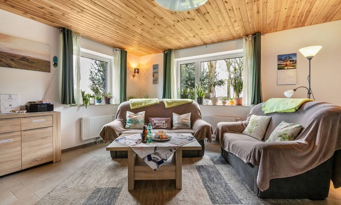 Wesselburener Deichhausen Apartment | Apartment 'Ferienwohnung Ostwind' with Shared Garden and Wi-Fi