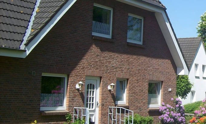 Wesselburener Deichhausen Apartment | Apartment 'Lüke' with Private Terrace, Shared Garden and Wi-Fi