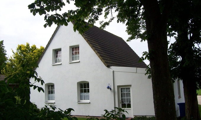 Wesselburener Deichhausen Apartment | Apartment '3-Raum-Ferienwohnung' with Private Terrace, Shared Garden and Wi-Fi
