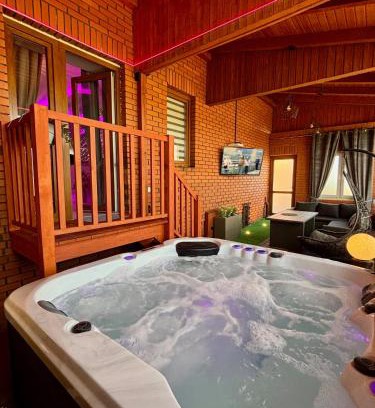 Gniezno Apartment | Apartament "Love Heaven" Jacuzzi SPA z dużą wanną z hydromasażem dla Dwojga