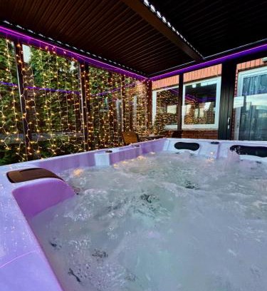 Gniezno Apartment | Apartament "Love Island" Jacuzzi SPA z dużą wanną z hydromasażem dla Dwojga