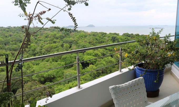 Panama City Apartment | Apartamento Vista Sobre el Mar, el Canal y la Selva