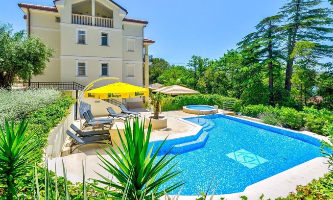 Crikvenica Apartment | Apartement with outdoor pool and breakfast