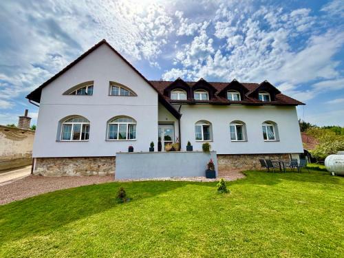 Pernstejnske Jestrabi Apartment | Apartmány Maňová