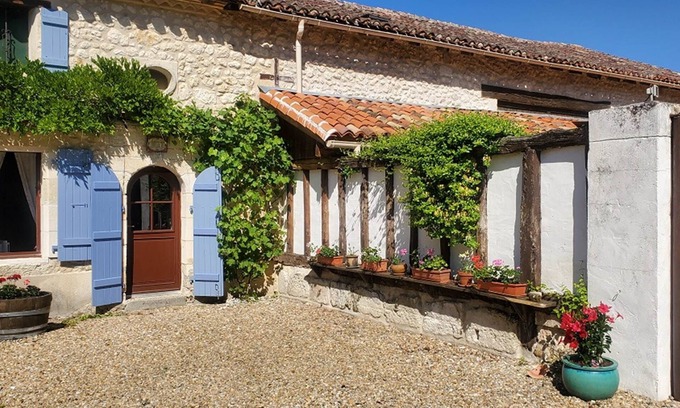 Saint-Privat-en-Perigord House | Apartment Coquelicot in La Marteille - 6 people