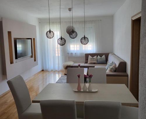 Canton 10 Apartment | Apartman Pati
