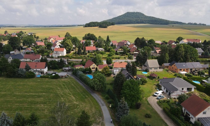 Markersdorf Apartment | Apartment 'Ferienwohnung Sonnenblume 2' with Mountain View, Balcony and Wi-Fi