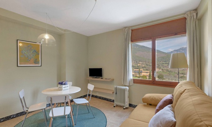 Sant Llorenc de Morunys Apartment | Apartment 'Vall' with Mountain View, Shared Garden and Wi-Fi