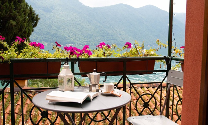Oria Apartment | Apartment 'Fogazzaro Lake View' with Lake View, Wi-Fi and Air Conditioning
